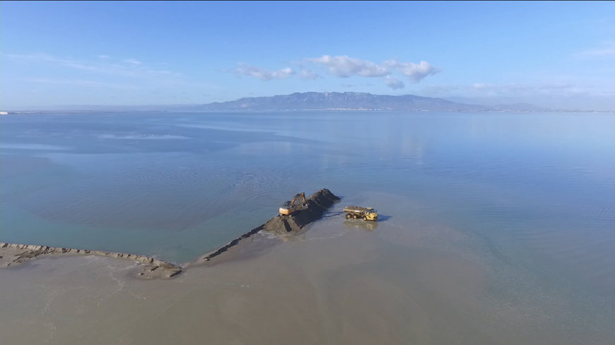 MOVIMIENTOS MASIVOS DE ARENA DE MAR REALIZADOS POR LA EXCAVADORA DOOSAN DX235LCR-5 PARA RECUPERAR LA BARRA DEL TRABUCADOR
